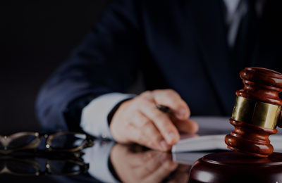 jimeng 2025 12 04 5212 保持原图的法官敲法槌场景不变